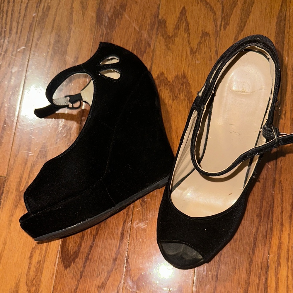 Delicacy Black Peep-Toe Wedges